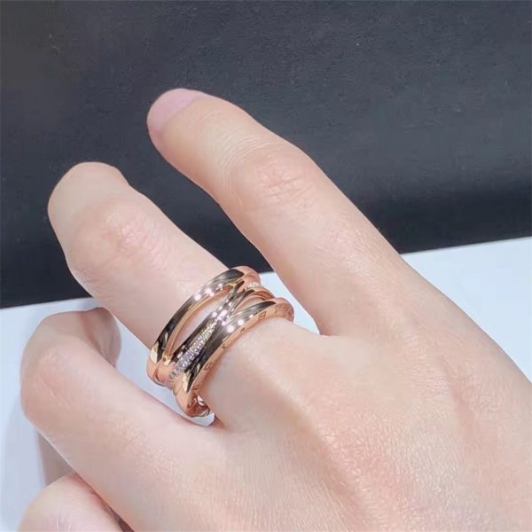 Bvlgari B.zero1 Design Legend ring in 18 kt rose gold set with pavé diamonds (0.17 ct) on the spiral