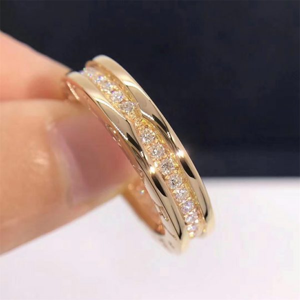 Bvlgari B.zero1 one-band ring in 18 kt rose gold set with pavé diamonds on the spiral