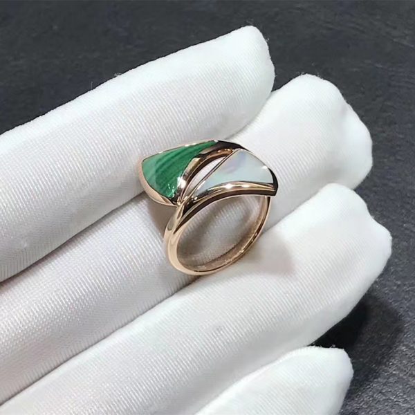 Bvlgari DIVAS' DREAM contraire ring in 18 kt rose gold, set with mother-of-pearl and malachite