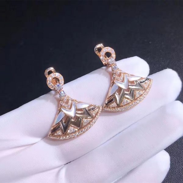 Bvlgari Diva' Dream earrings in 18 kt rose gold, white mother of pearls, set with pavé diamonds.
