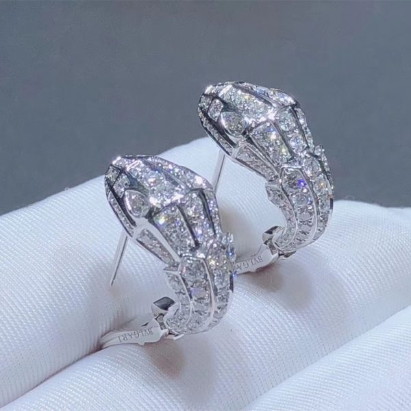 Bvlgari Serpenti 18 kt white gold earrings set with pavé diamonds (3.22ct) and two diamonds eyes. (0.51ct)