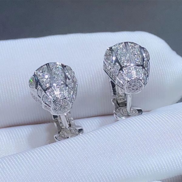 Bvlgari Serpenti 18 kt white gold earrings set with pavé diamonds (3.22ct) and two diamonds eyes. (0.51ct)