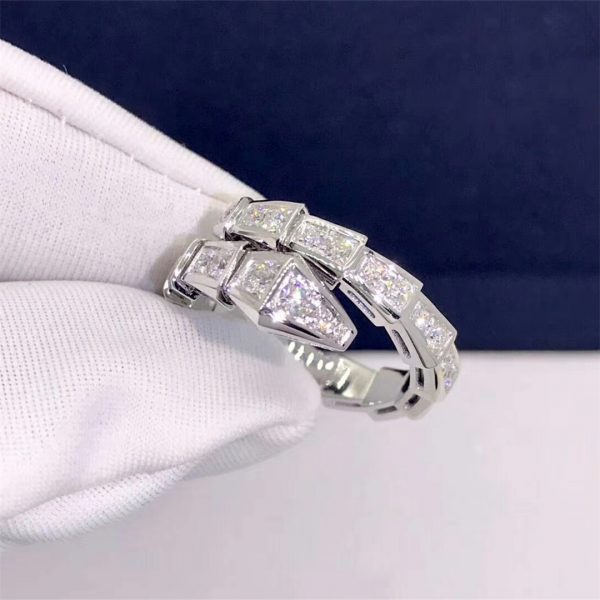 Bvlgari Serpenti 18 kt white gold ring set with pavé diamonds. (0.61 ct)