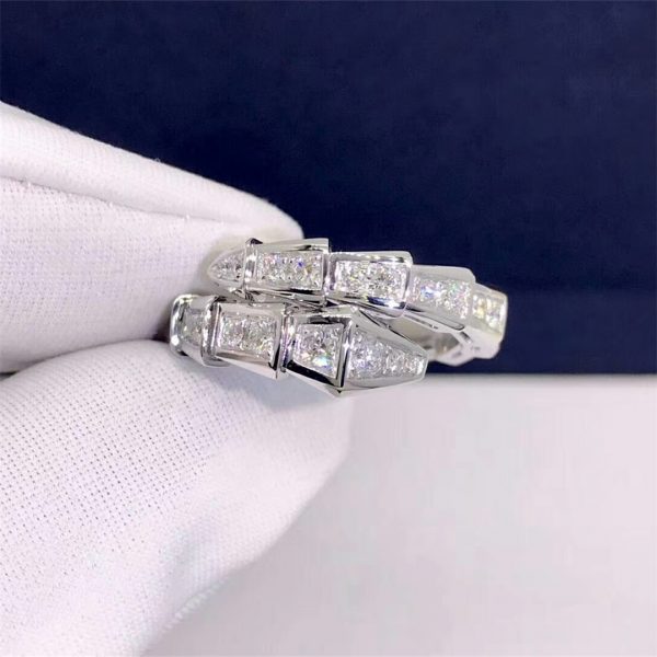 Bvlgari Serpenti 18 kt white gold ring set with pavé diamonds. (0.61 ct)