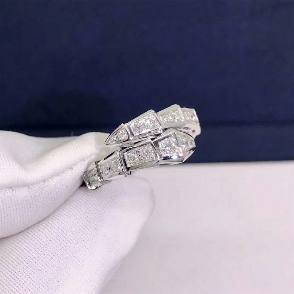 Bvlgari Serpenti 18 kt white gold ring set with pavé diamonds. (0.61 ct)