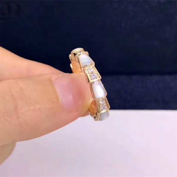 Bvlgari Serpenti band Ring in 18 kt rose gold with Mother of Pearls and pavé diamonds (0.25 ct). Width 4 mm