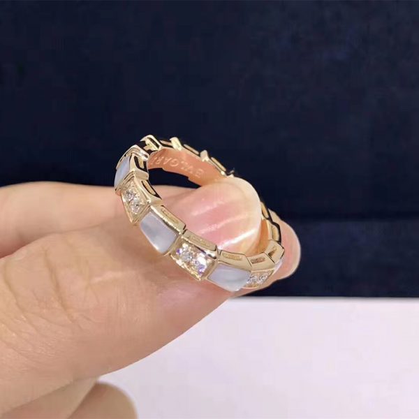 Bvlgari Serpenti band Ring in 18 kt rose gold with Mother of Pearls and pavé diamonds (0.25 ct). Width 4 mm