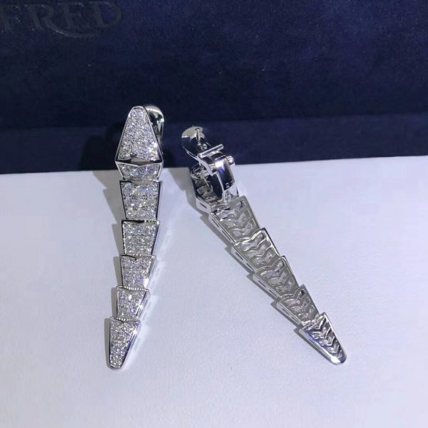 Bvlgari Serpenti earrigns in 18 kt white gold, set with full pavé diamonds.