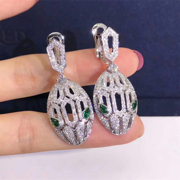 Bvlgari Serpenti earrings in 18 kt white gold, set with emerald eyes and full pavé diamonds