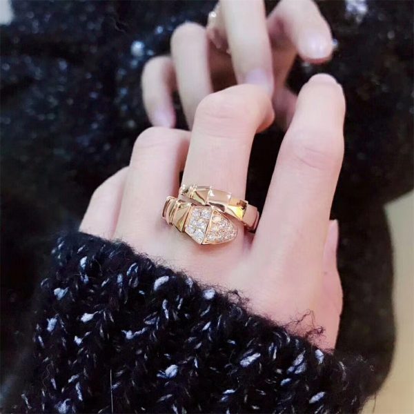 Bvlgari Serpenti one-coil ring in 18 kt rose gold, set with pavé diamonds on the head