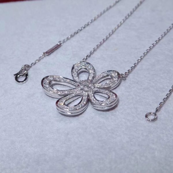 Van Cleef & Arpels Flowerlace pendant. White gold, diamonds