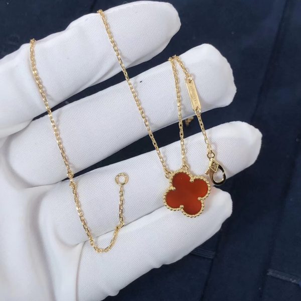 Van Cleef & Arpels Vintage Alhambra pendant, yellow gold, carnelian