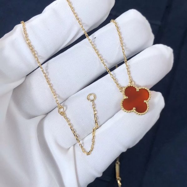 Van Cleef & Arpels Vintage Alhambra pendant, yellow gold, carnelian