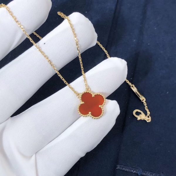 Van Cleef & Arpels Vintage Alhambra pendant, yellow gold, carnelian