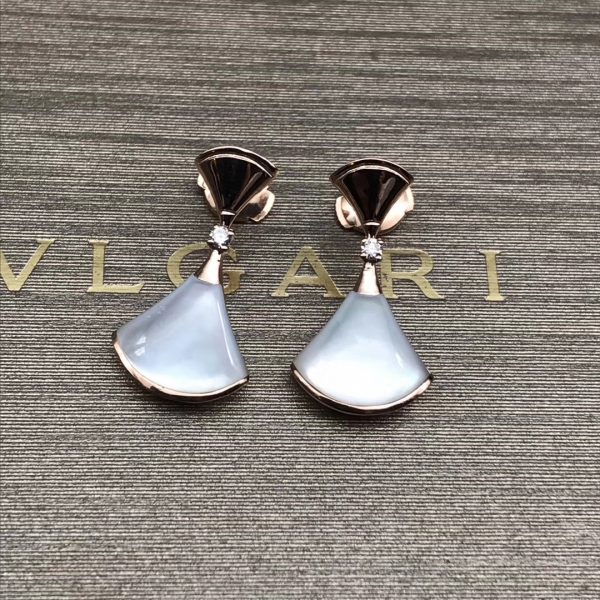 bvlgari DIVAS' DREAM earrings in 18 kt rose gold set with mother-of-pearl and diamonds