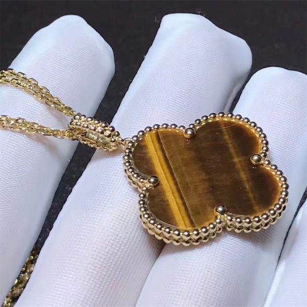 Van Cleef & Arpels Magic Alhambra long necklace 1 motif, yellow gold, tiger’s eye.