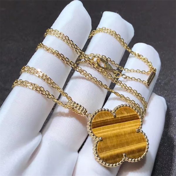 Van Cleef & Arpels Magic Alhambra long necklace 1 motif, yellow gold, tiger’s eye.