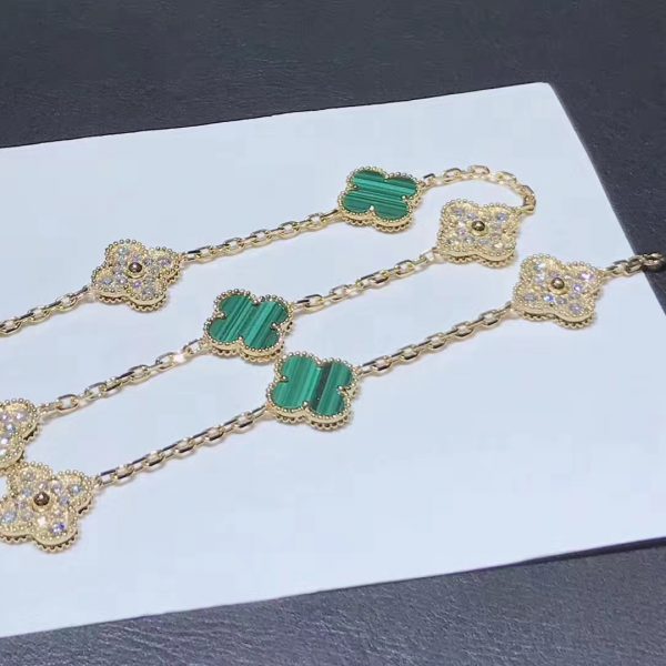 Van Cleef & Arpels Vintage Alhambra necklace, 10 motifs, yellow gold, malachite, round diamonds; diamond quality DEF, IF to VVS.