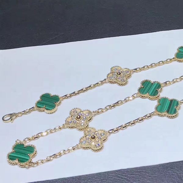 Van Cleef & Arpels Vintage Alhambra necklace, 10 motifs, yellow gold, malachite, round diamonds; diamond quality DEF, IF to VVS.