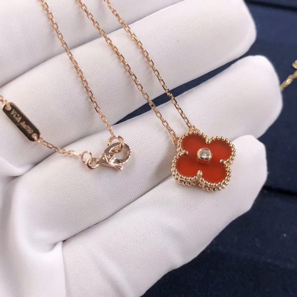 Van Cleef & Arpels Vintage Alhambra pendant, yellow gold, 1 diamond, carnelian