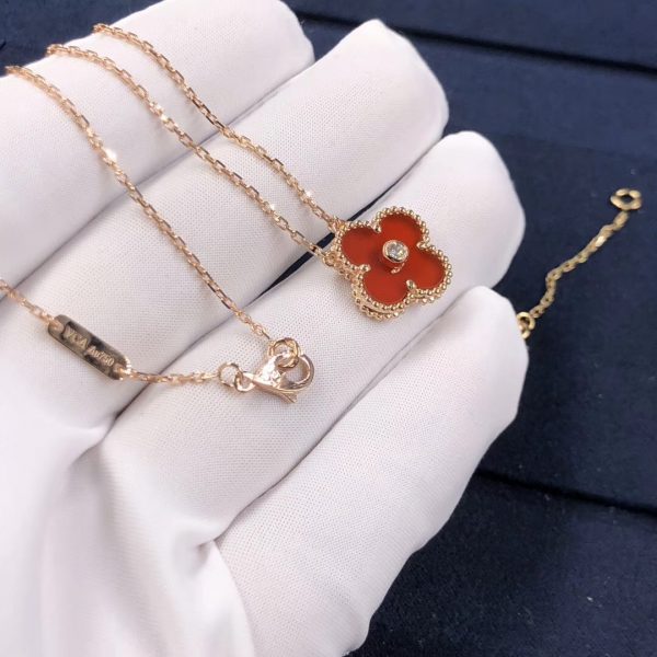 Van Cleef & Arpels Vintage Alhambra pendant, yellow gold, 1 diamond, carnelian