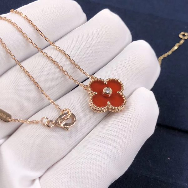 Van Cleef & Arpels Vintage Alhambra pendant, yellow gold, 1 diamond, carnelian