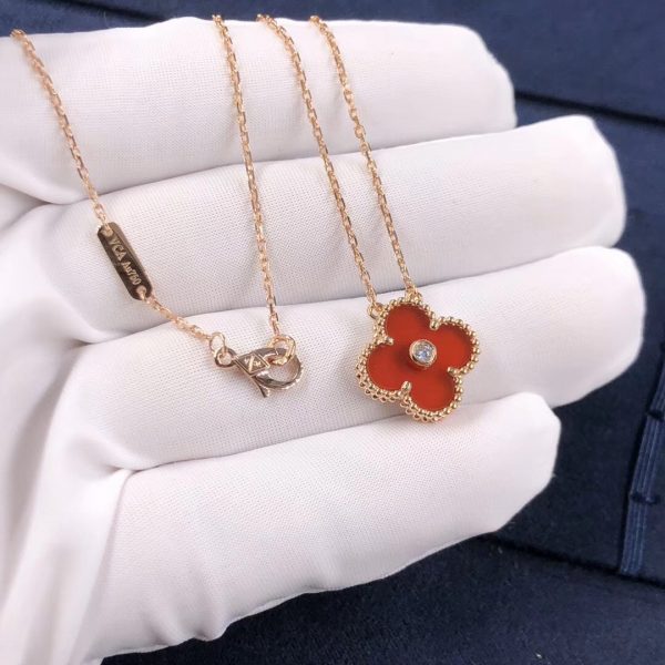 Van Cleef & Arpels Vintage Alhambra pendant, yellow gold, 1 diamond, carnelian