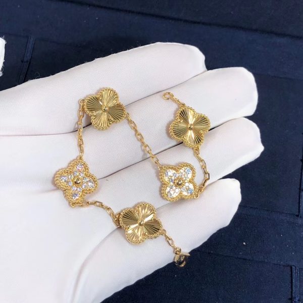 Van Cleef & Arpels Vintage Alhambra bracelet, 5 motifs, guilloché yellow gold, round diamonds; diamond quality DEF, IF to VVS