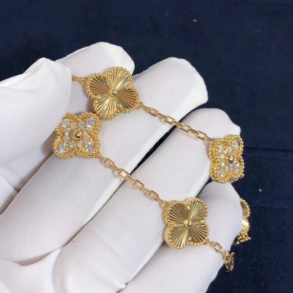 Van Cleef & Arpels Vintage Alhambra bracelet, 5 motifs, guilloché yellow gold, round diamonds; diamond quality DEF, IF to VVS