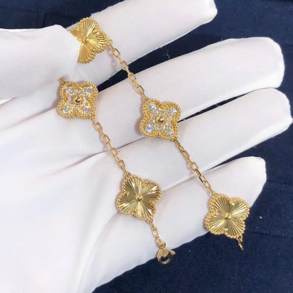 Van Cleef & Arpels Vintage Alhambra bracelet, 5 motifs, guilloché yellow gold, round diamonds; diamond quality DEF, IF to VVS