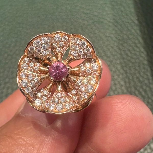 Bvlgari-DIVAS-DREAM-ring-in-Pure-18-kt-rose-gold-set-with-a-central-pink-sapphire-and-pavé-diamonds