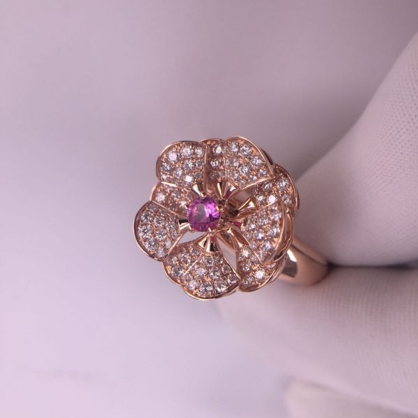 Bvlgari DIVAS' DREAM ring in Pure 18 kt rose gold, set with a central pink sapphire and pavé diamonds