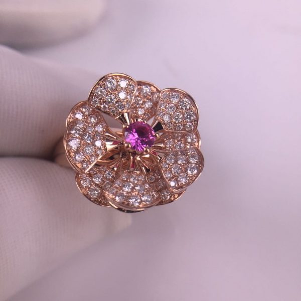 Bvlgari DIVAS' DREAM ring in Pure 18 kt rose gold, set with a central pink sapphire and pavé diamonds